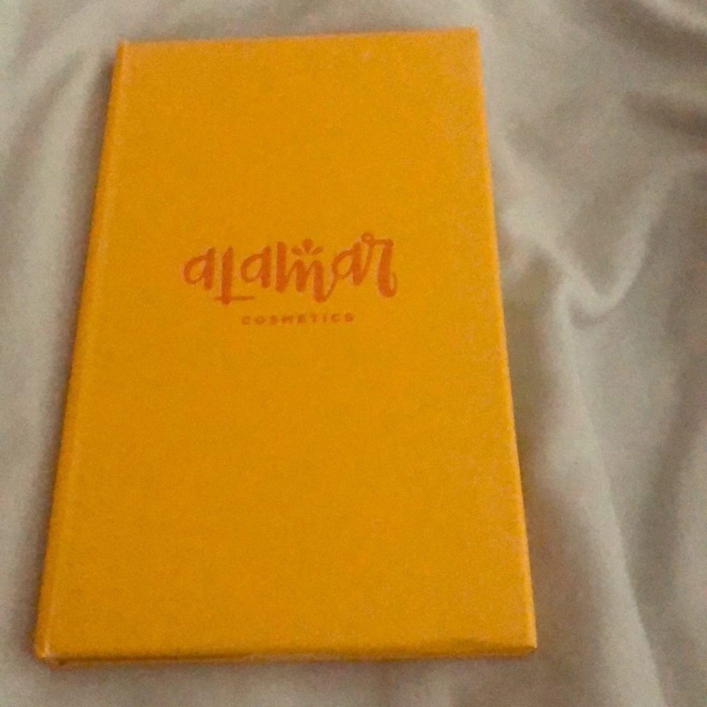 Alamar eyeshadow palette